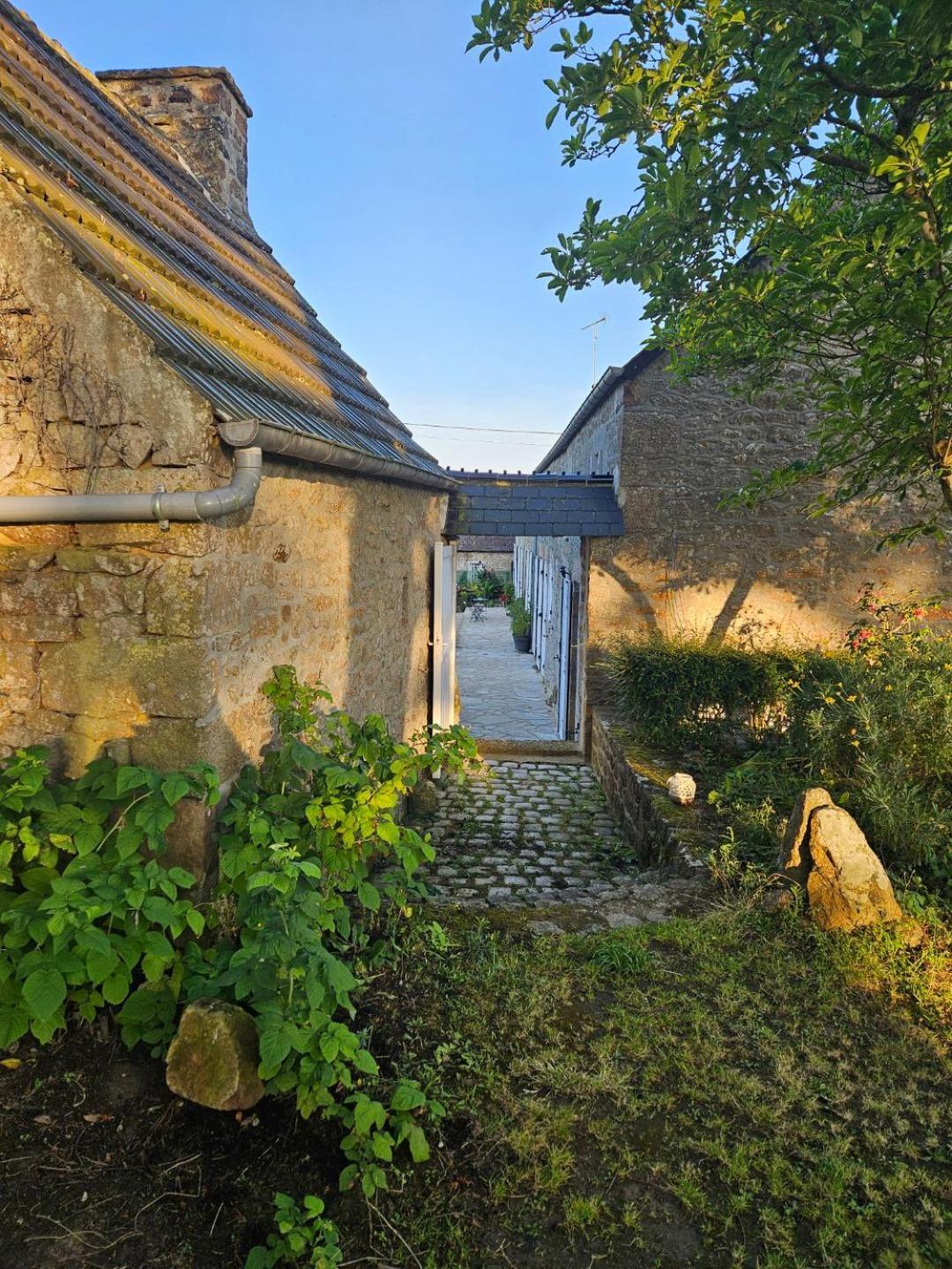 Les 13 Lavoirs D'Antan - Chambre Globe-Trotteur Saint-Pierre-Église Exteriér fotografie